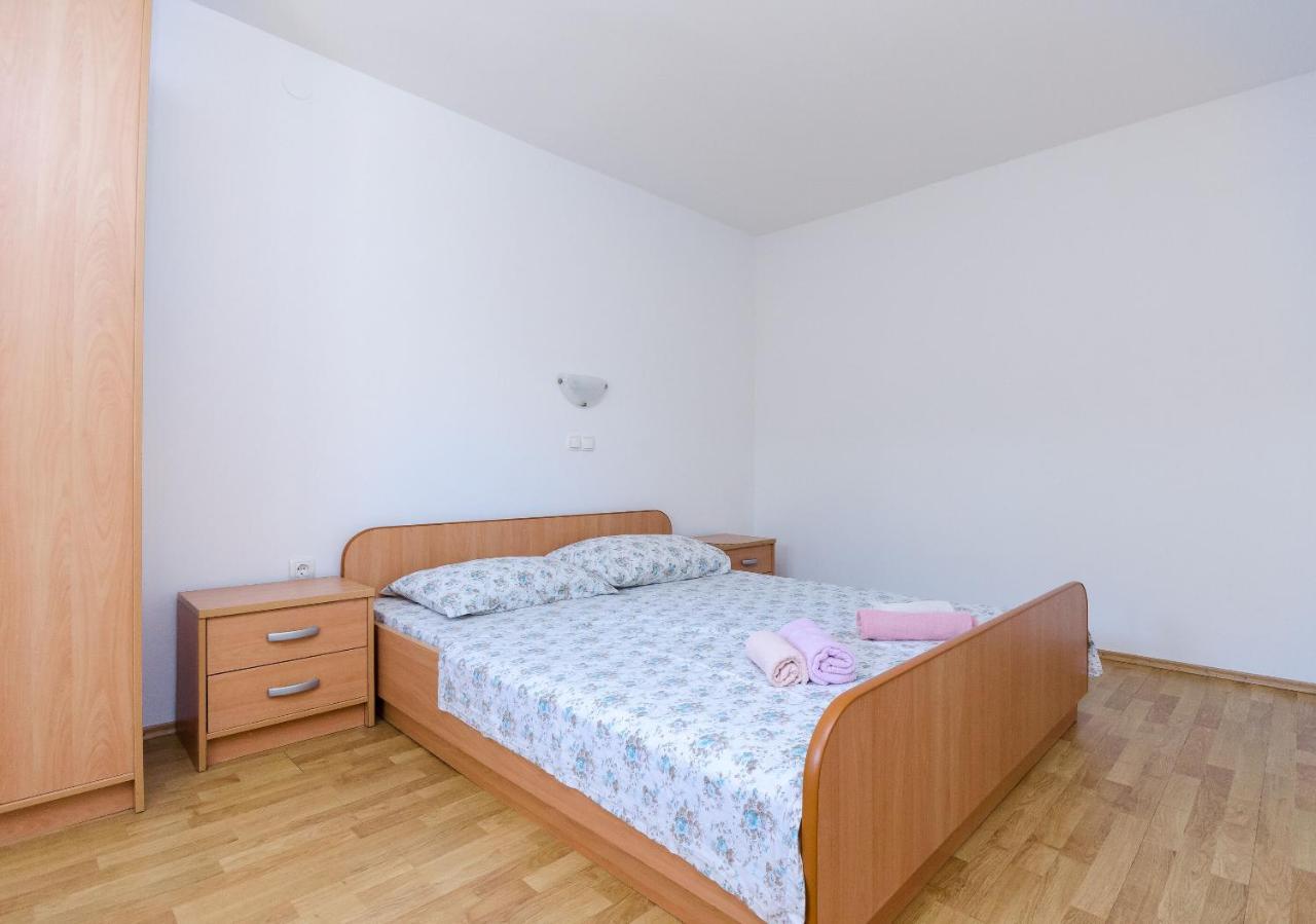 Apartments Ester Лопар Екстериор снимка