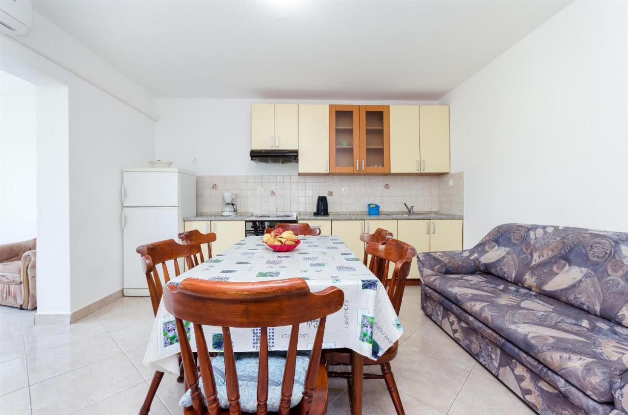 Apartments Ester Лопар Екстериор снимка