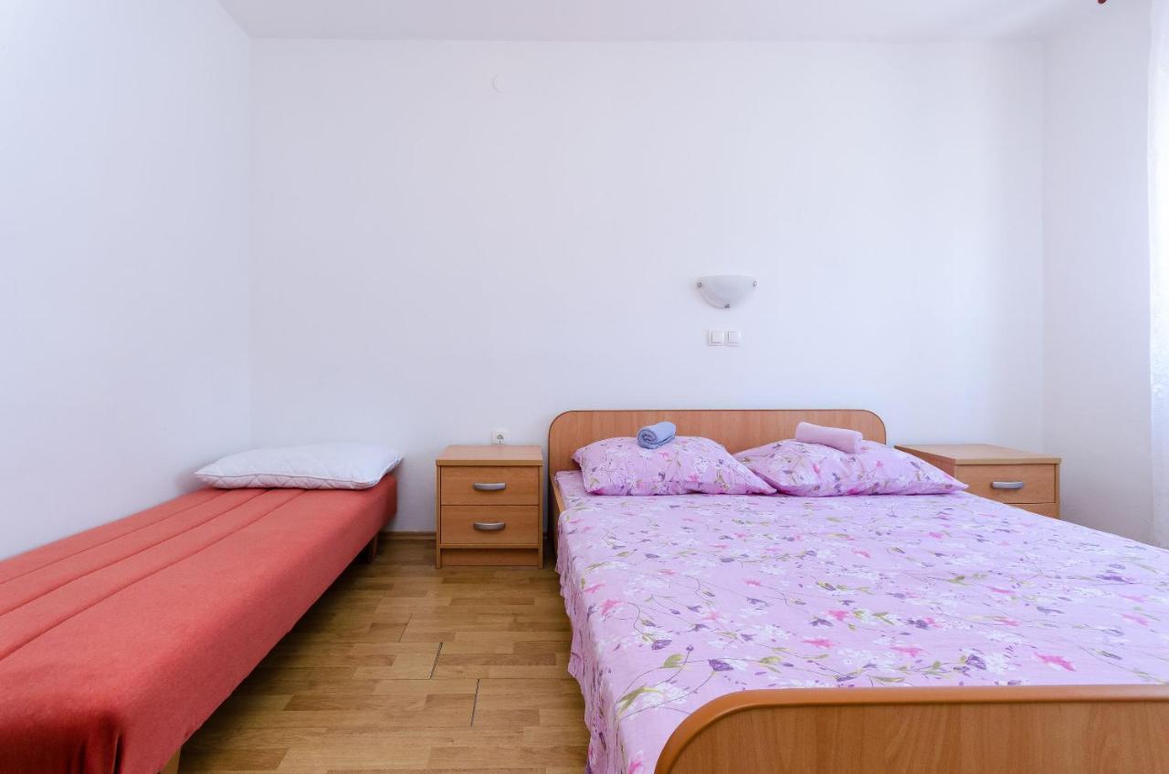 Apartments Ester Лопар Екстериор снимка