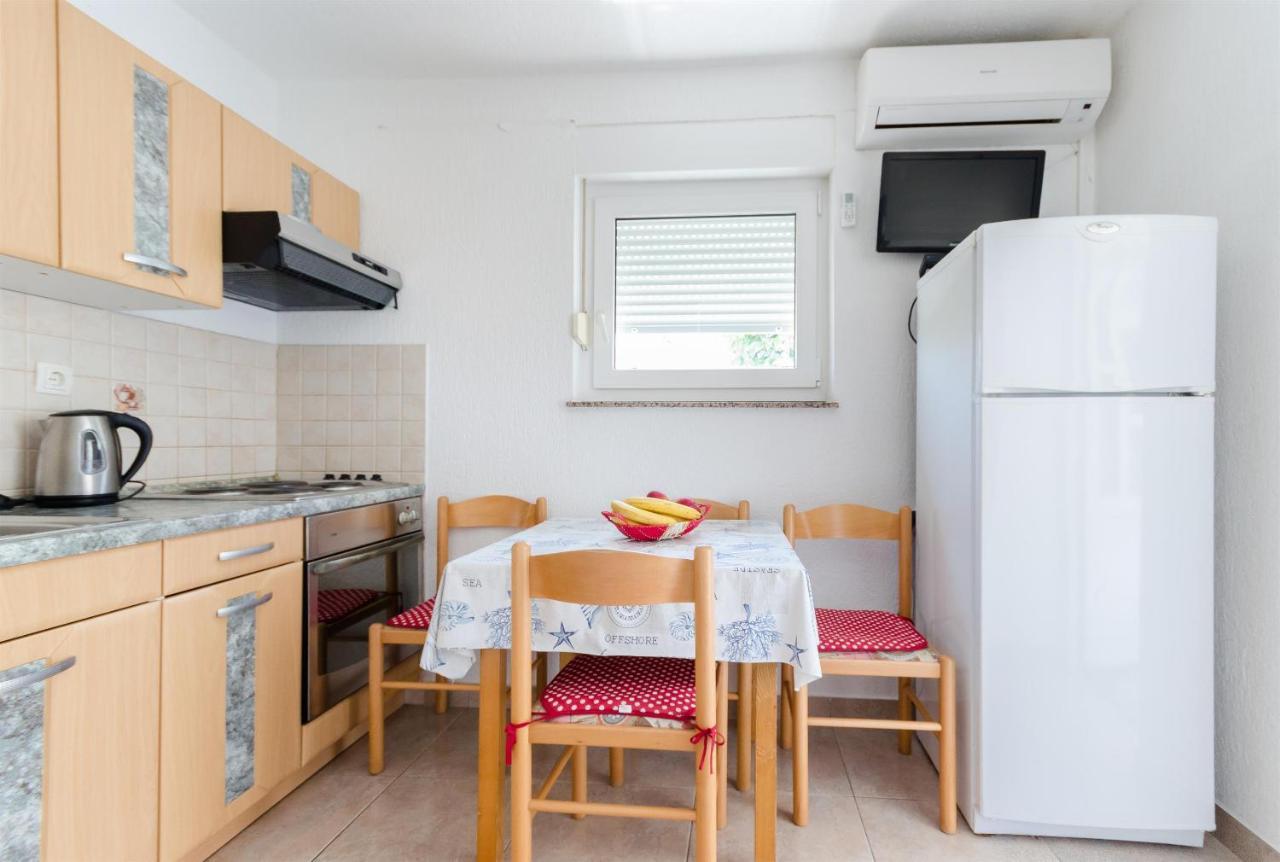 Apartments Ester Лопар Екстериор снимка