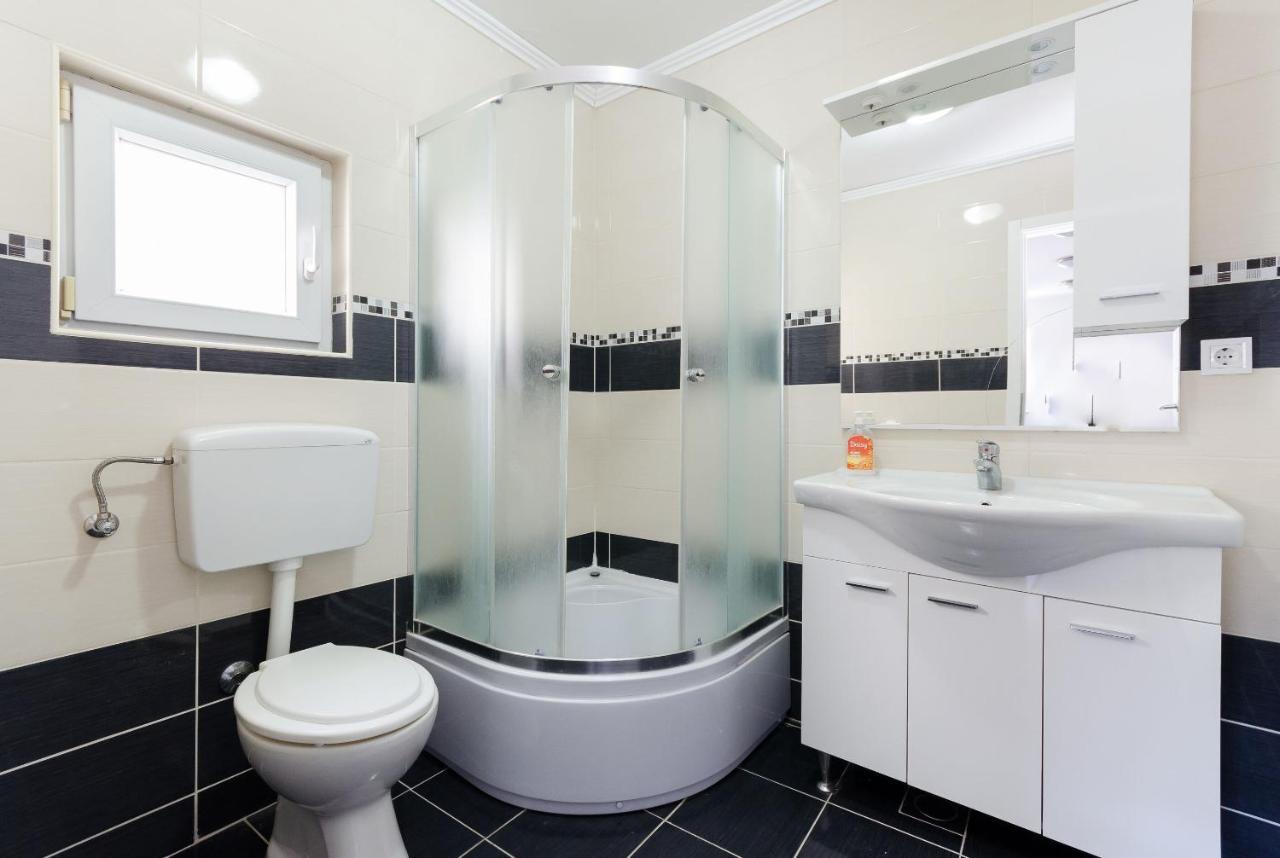 Apartments Ester Лопар Екстериор снимка
