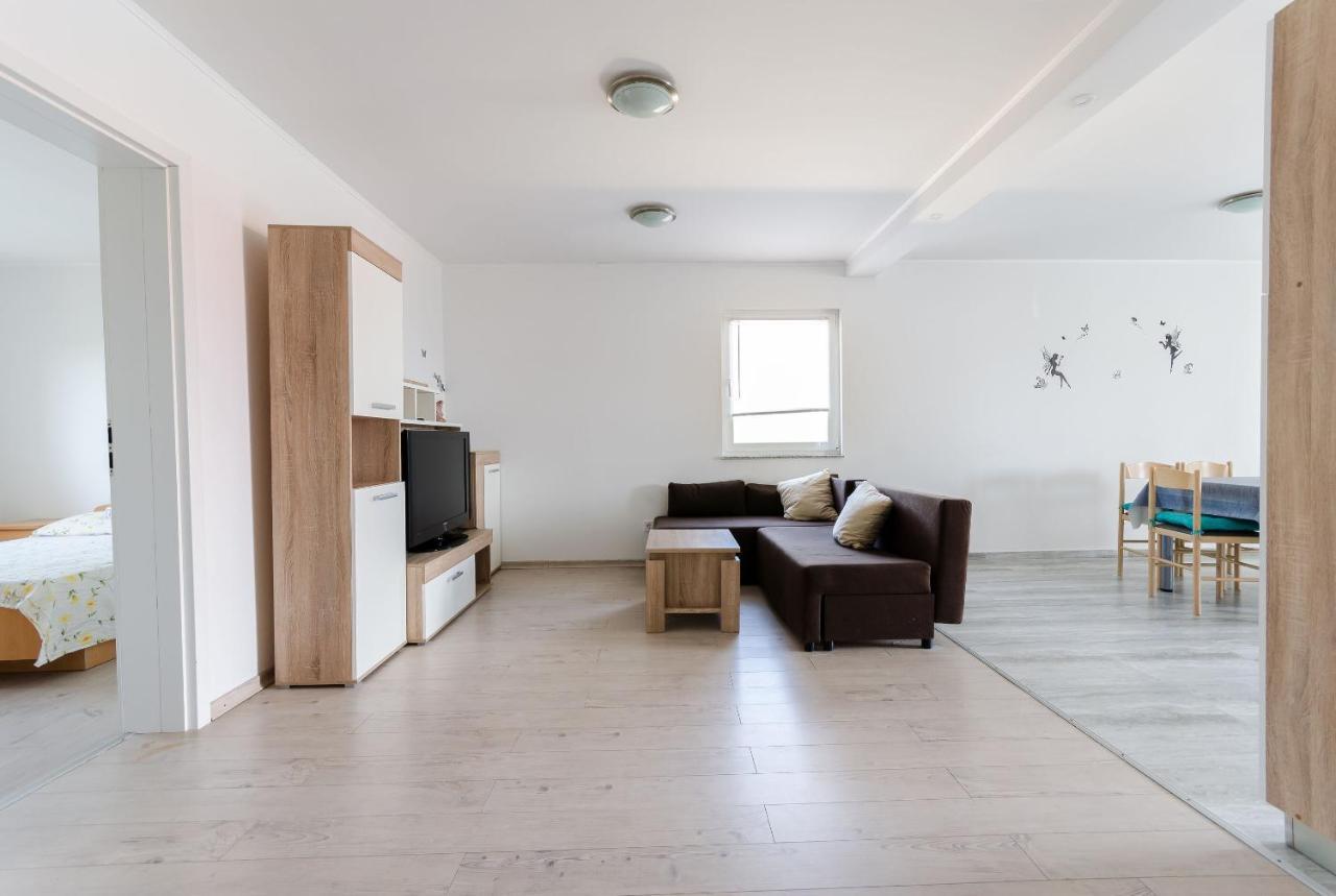 Apartments Ester Лопар Екстериор снимка