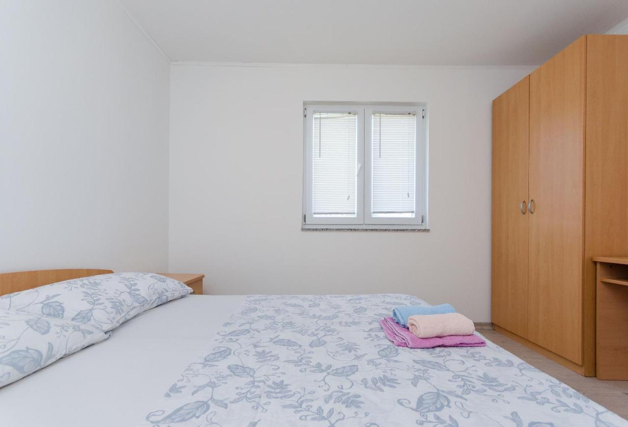 Apartments Ester Лопар Екстериор снимка