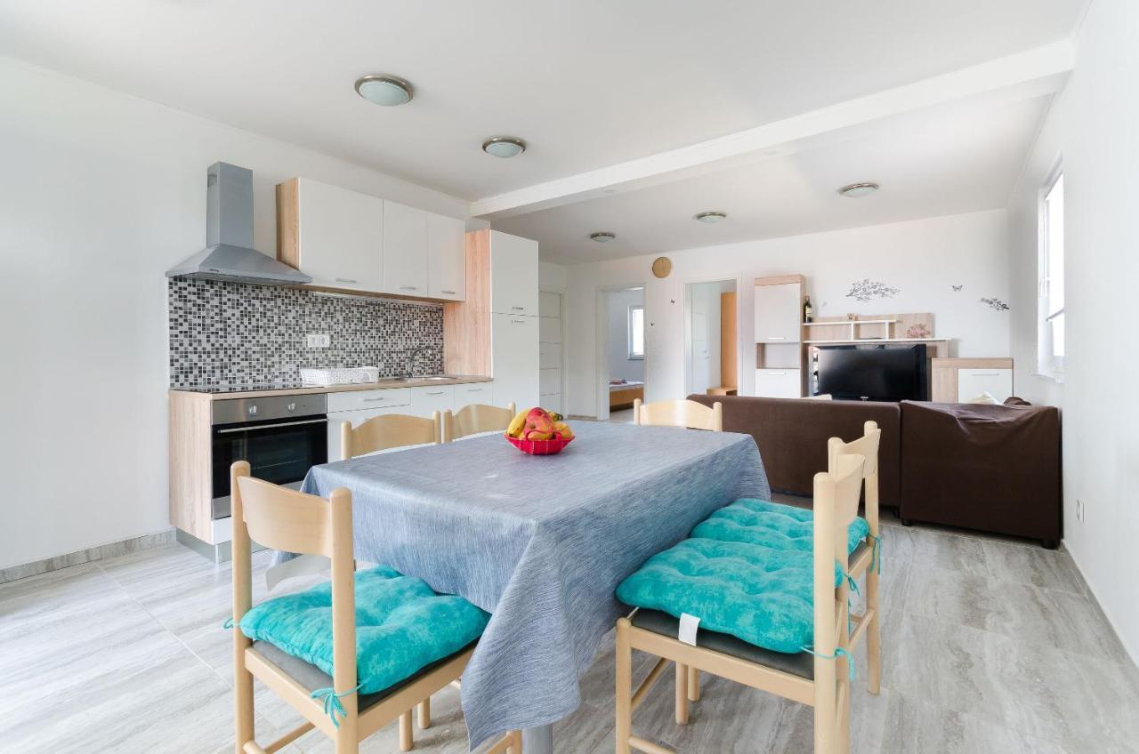 Apartments Ester Лопар Екстериор снимка