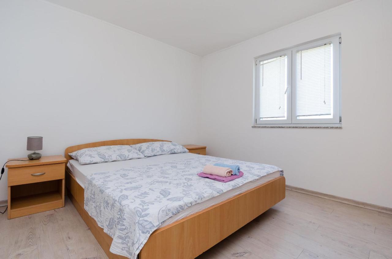 Apartments Ester Лопар Екстериор снимка