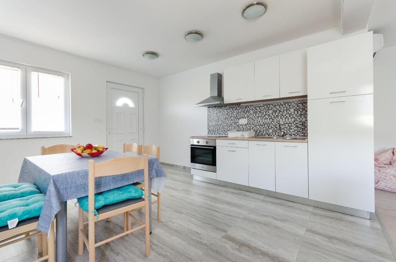 Apartments Ester Лопар Екстериор снимка