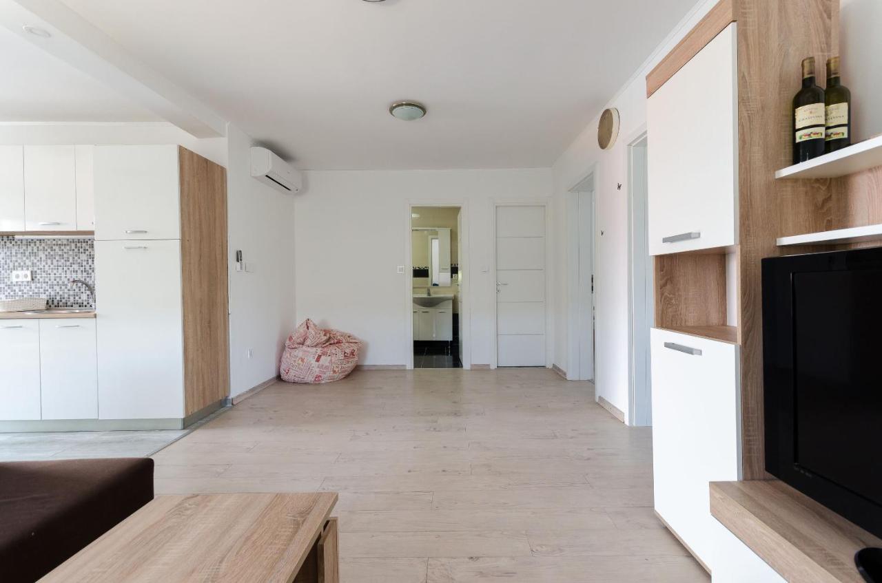 Apartments Ester Лопар Екстериор снимка