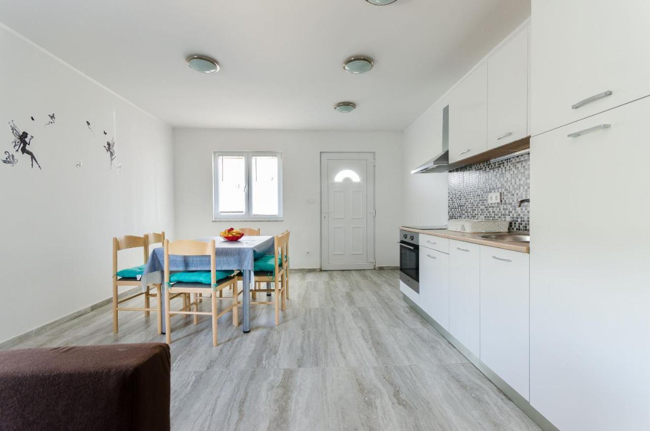 Apartments Ester Лопар Екстериор снимка