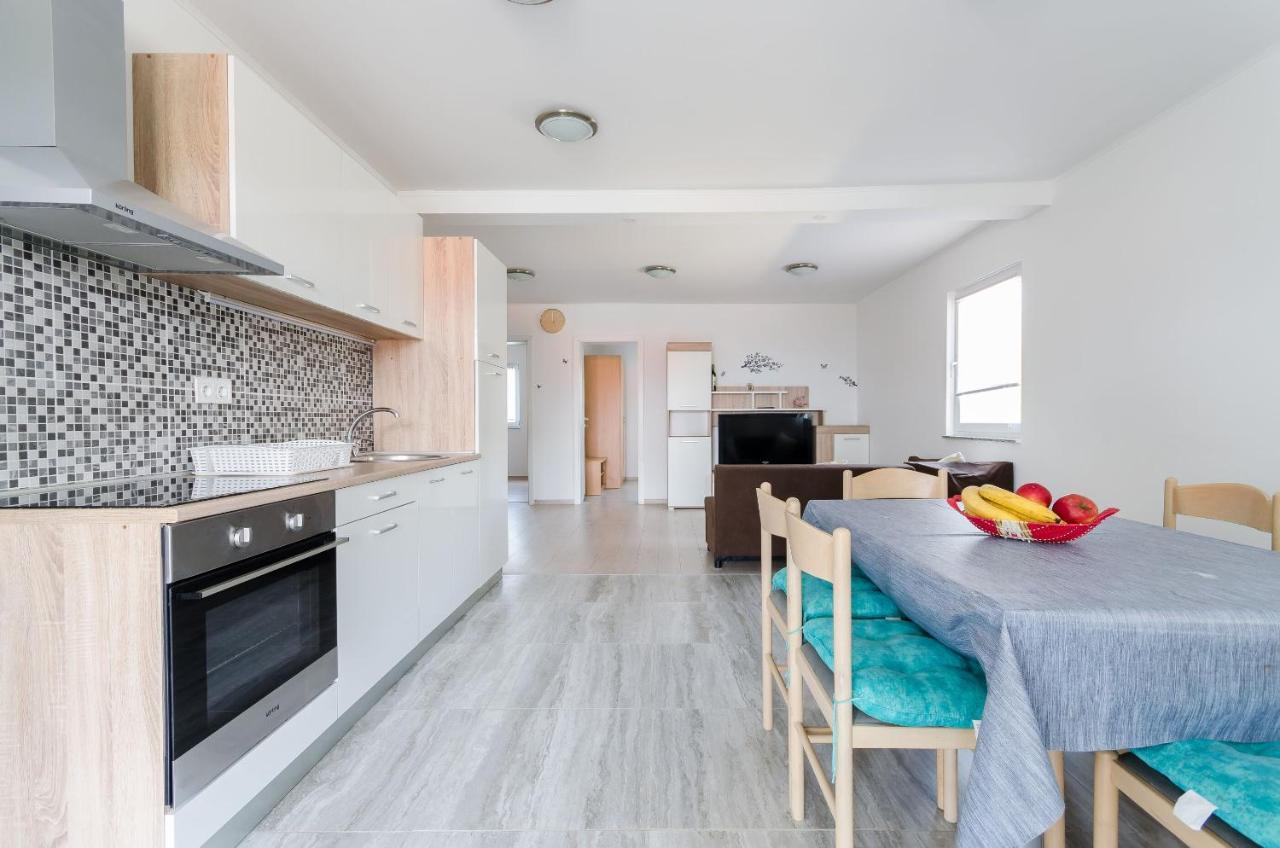 Apartments Ester Лопар Екстериор снимка
