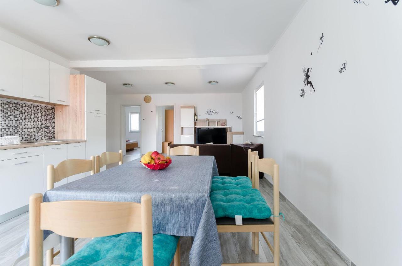 Apartments Ester Лопар Екстериор снимка
