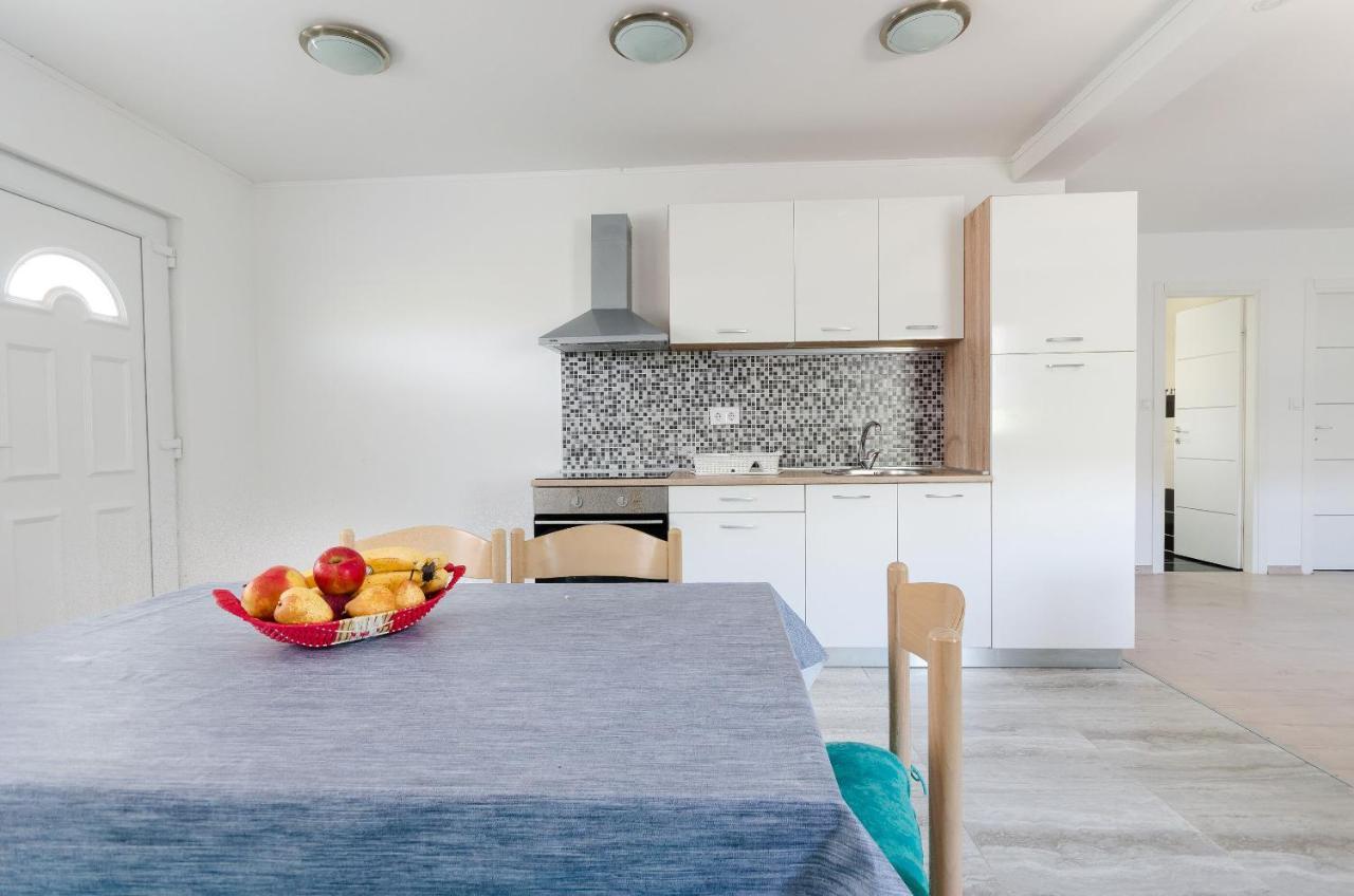 Apartments Ester Лопар Екстериор снимка