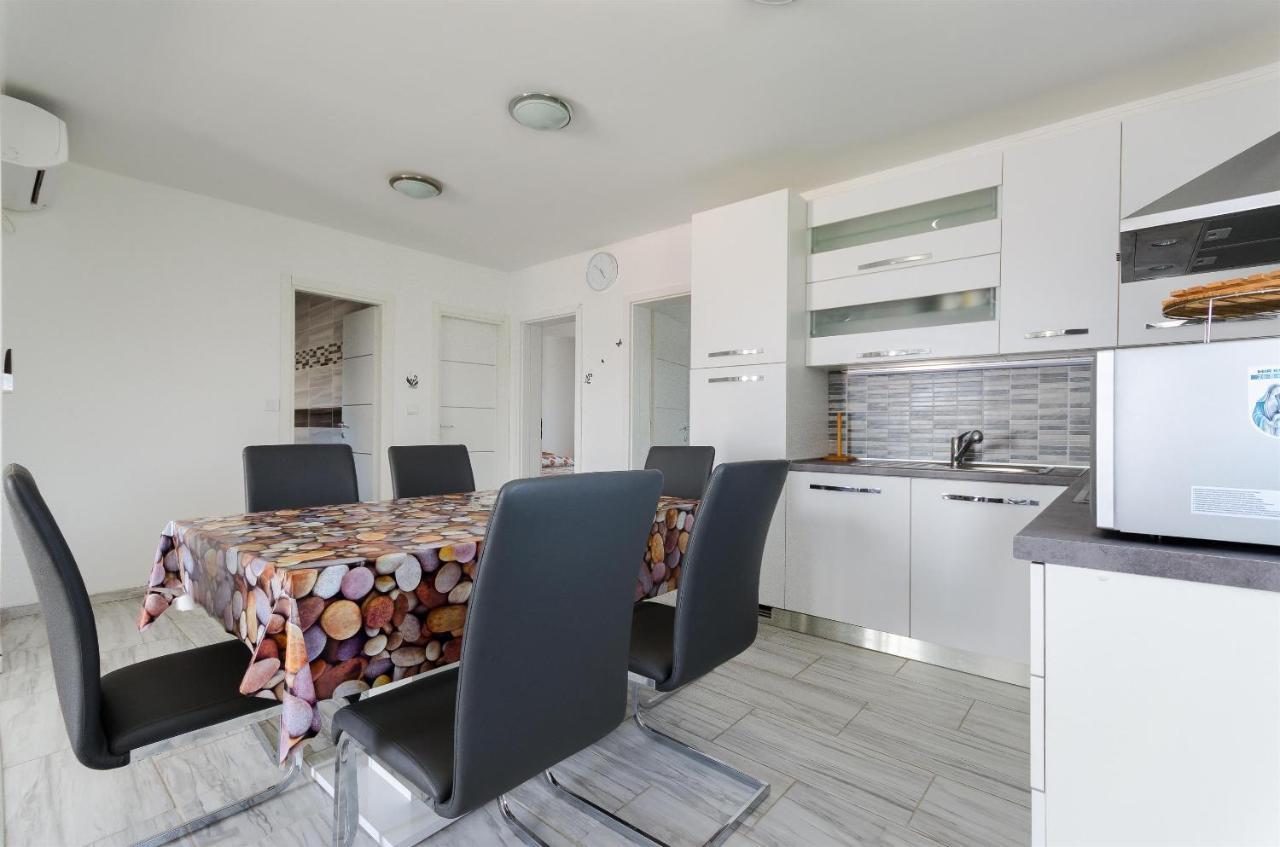 Apartments Ester Лопар Екстериор снимка