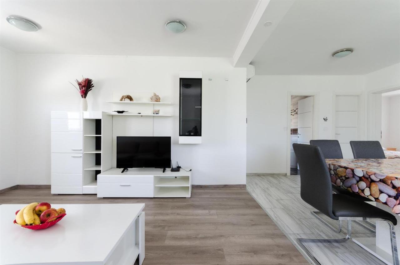 Apartments Ester Лопар Екстериор снимка