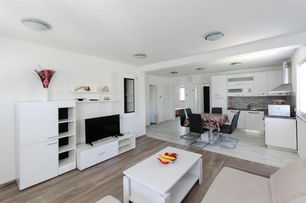 Apartments Ester Лопар Екстериор снимка