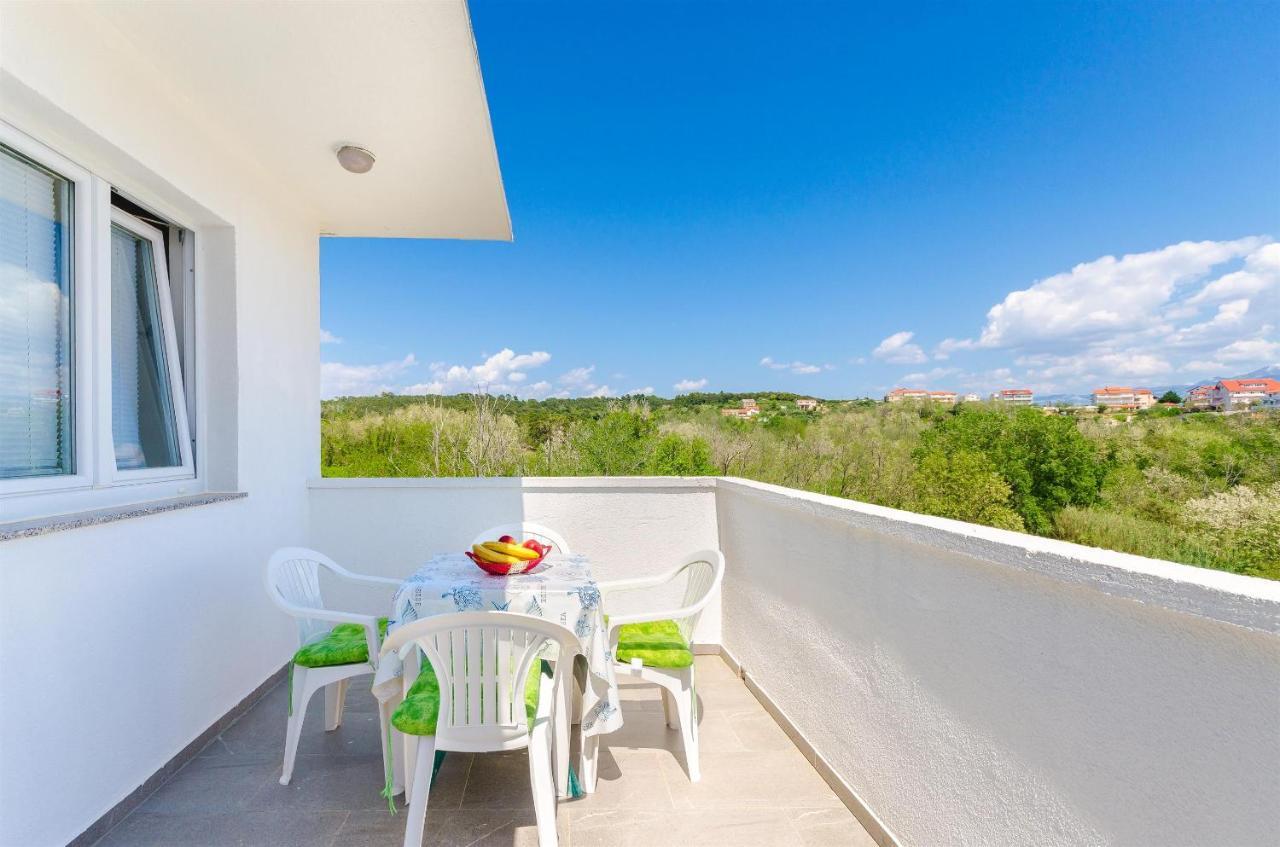 Apartments Ester Лопар Екстериор снимка
