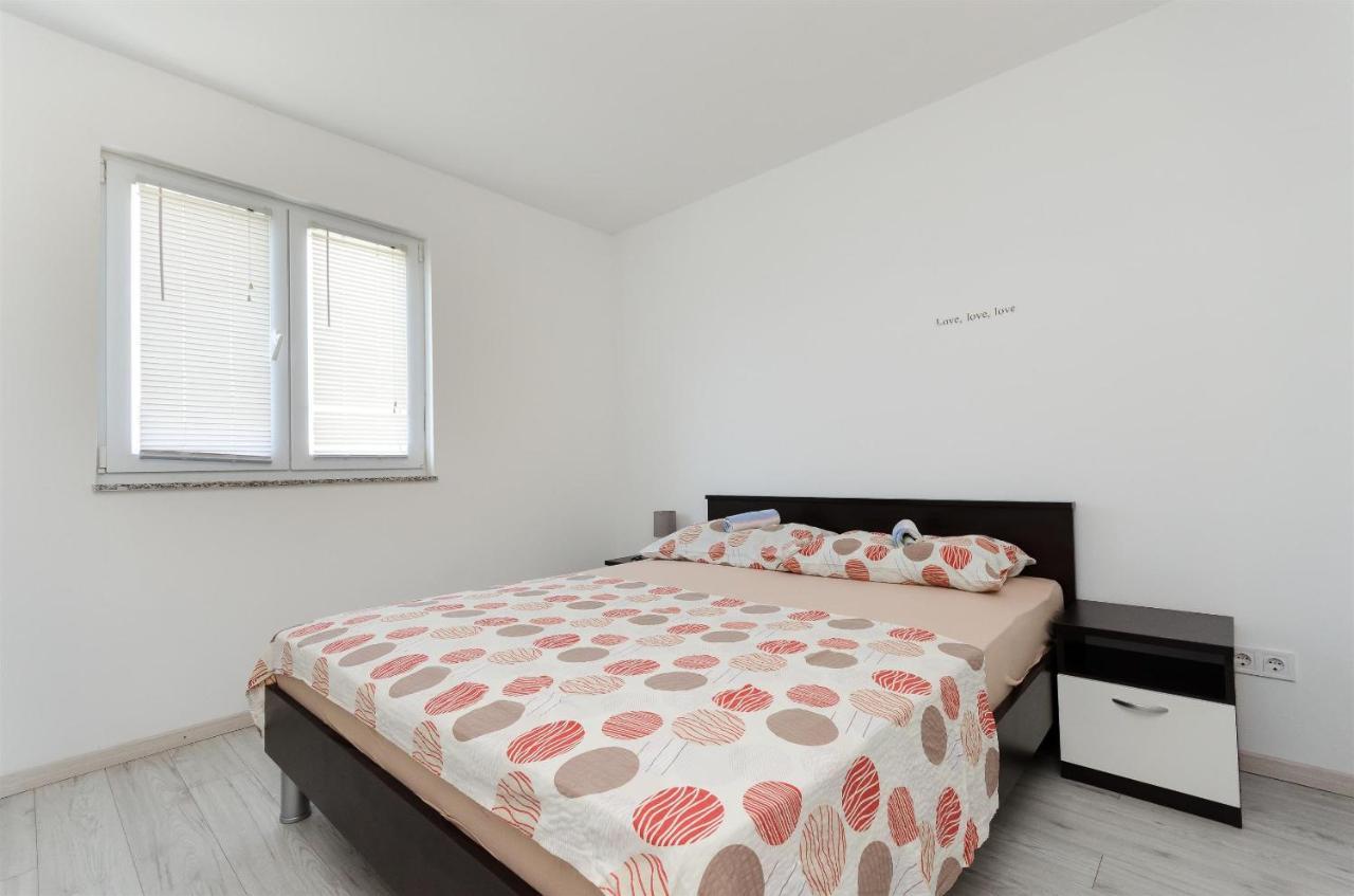 Apartments Ester Лопар Екстериор снимка