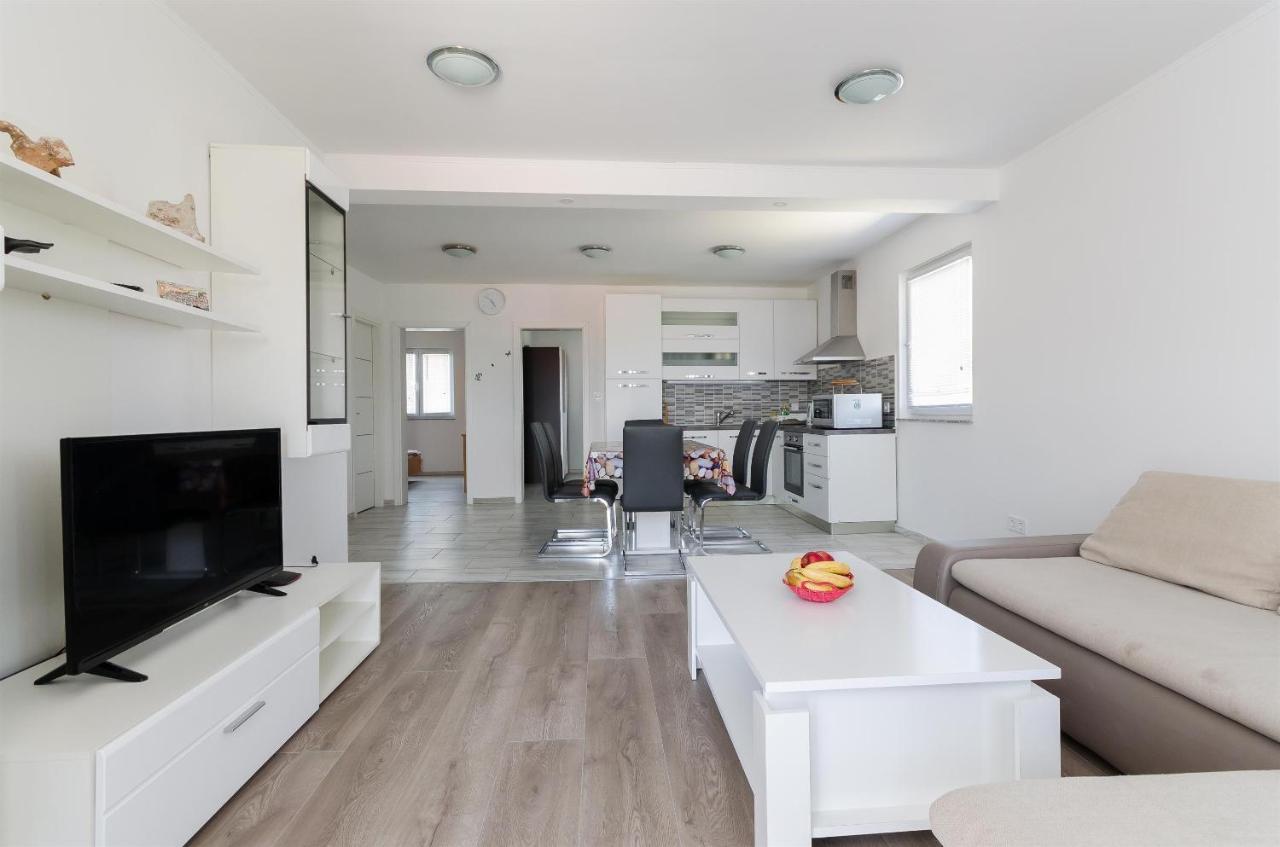 Apartments Ester Лопар Екстериор снимка