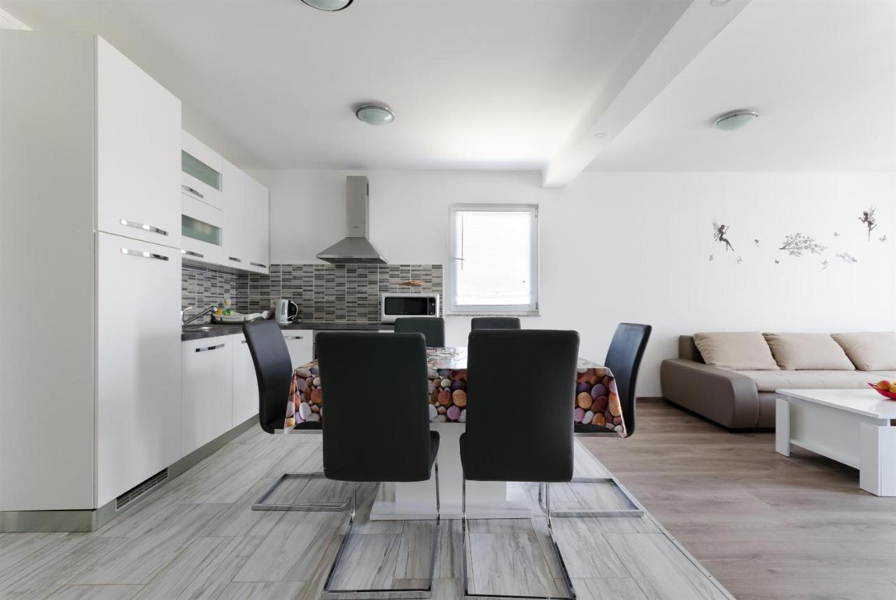 Apartments Ester Лопар Екстериор снимка