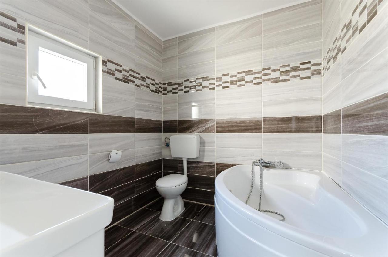 Apartments Ester Лопар Екстериор снимка