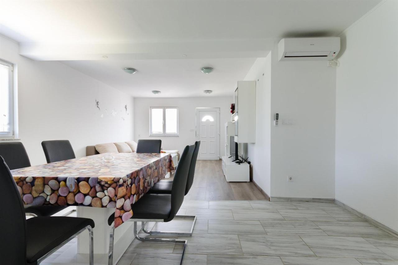Apartments Ester Лопар Екстериор снимка