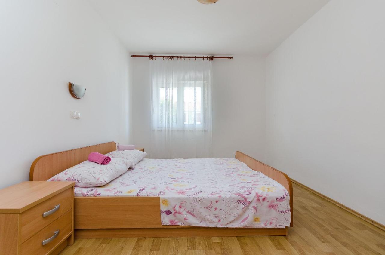 Apartments Ester Лопар Екстериор снимка