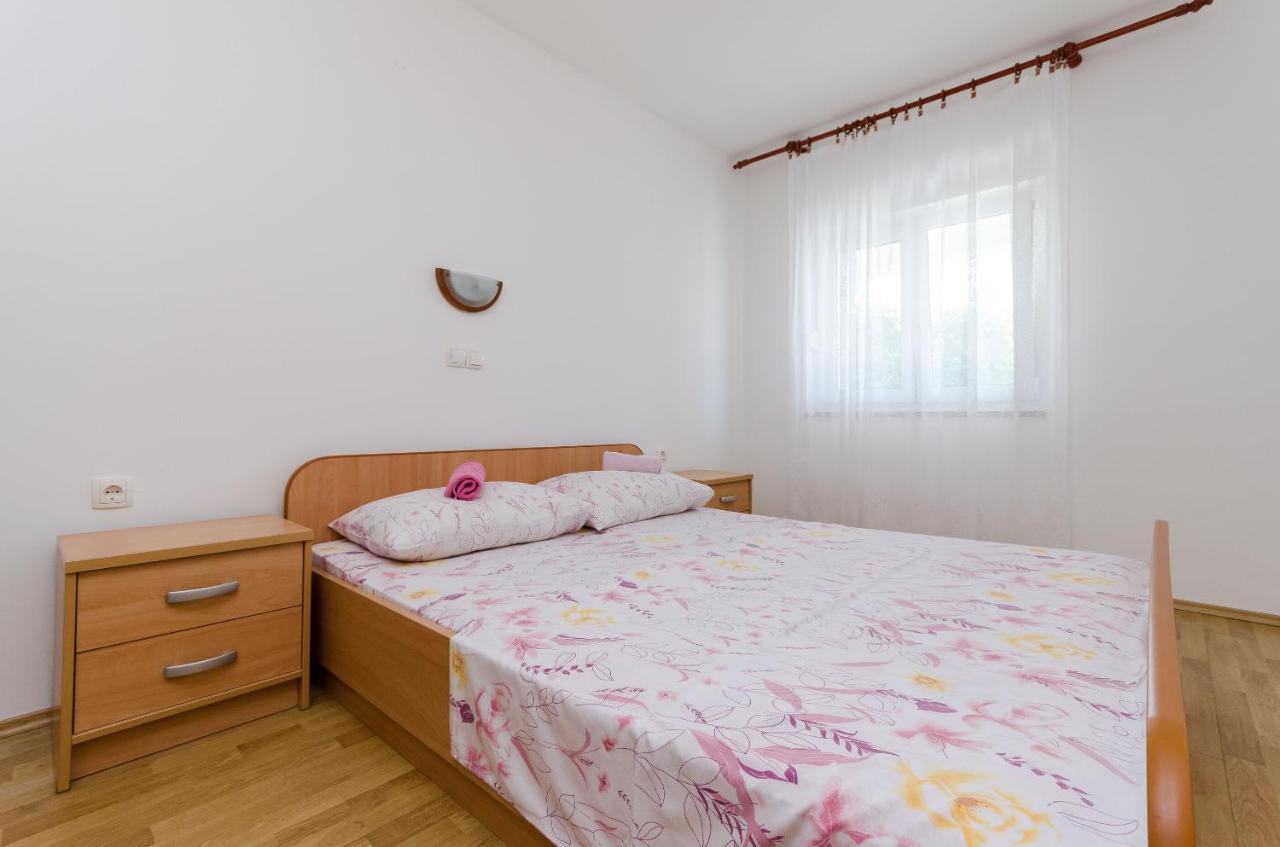 Apartments Ester Лопар Екстериор снимка