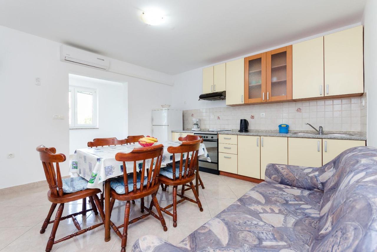 Apartments Ester Лопар Екстериор снимка